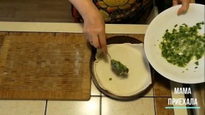 Пирог из слоеного теста с луком и яйцом