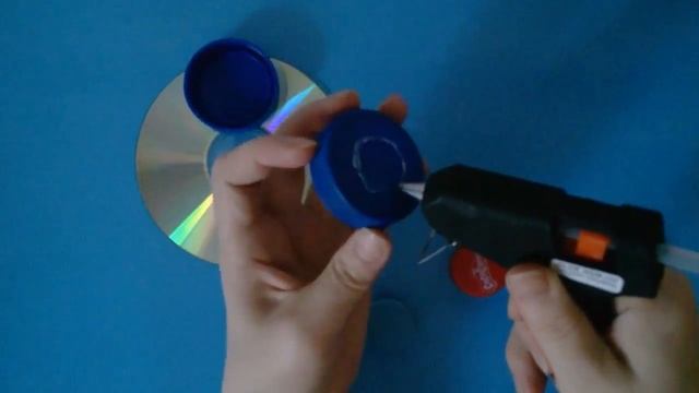 DIY. Палитра из пластиковых крышек. Быстро и просто. A palette of plastic lids смотреть онлайн