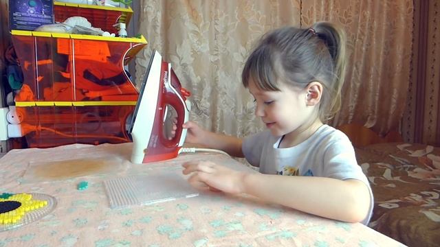 Арина Делает Фигурки из ТЕРМОМОЗАИКИ. Котик и Солнышко из ТЕРМОМОЗАИКИ (hama beads). смотреть онлайн