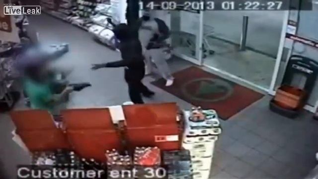 Выгнал грабителей тапком. Прикол смотреть онлайн