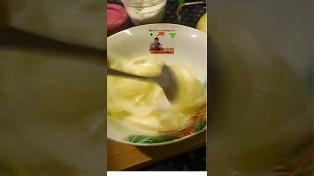 Мариную лук: соль +яболочный уксус +сахар  режу капусту на вкусный борщ