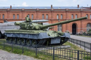 Танк Т-80Б с дополнительной защитой лобового листа брони