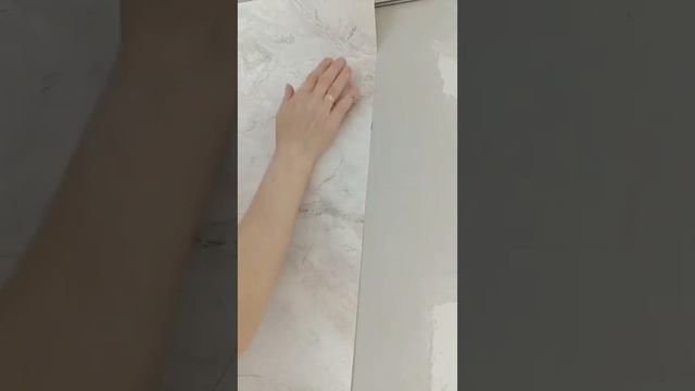 Как правильно наклеить первую полосу обоев ровно с помощью рулетки и карандаша смотреть онлайн