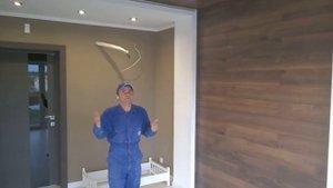 Ламинат на потолке и стене в интерьере