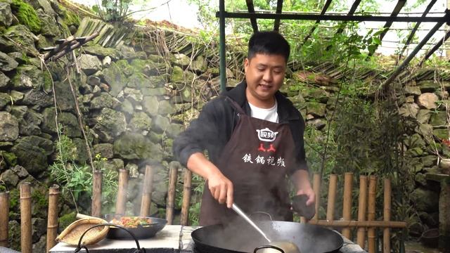 老弟做下飯菜“大蒜燒豬肚”，軟爛可口，蒜香濃郁，一家人吃的真過癮！ 【鐵鍋視頻】