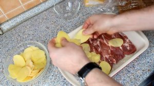 Картошка по французски с мясом,  мясо по французски с картофелем