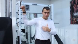 Скручивания на блоке стоя