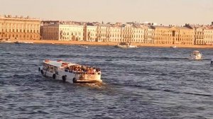 Летние зарисовки 2020 в Санкт-Петербурге по Неве уже началось оживлённое движение пассажирских судо