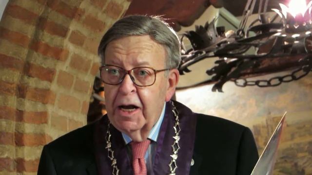 Сеговия, разделка поросенка тарелкой. Ресторан Месон Кандидо. смотреть онлайн