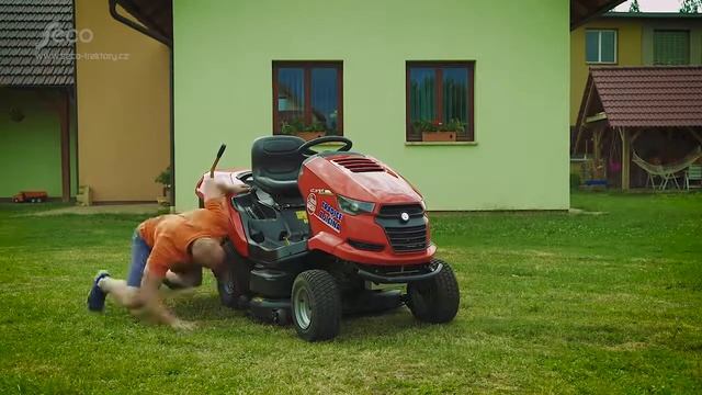 Кошение футбольного поля газонокосильными машины MasterYard ST2042 / ST2242 / ST2442 / ST24424W