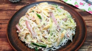 Сытный, аппетитный!
САЛАТ С ВЕТЧИНОЙ, КАПУСТОЙ И ОГУРЦАМИ
