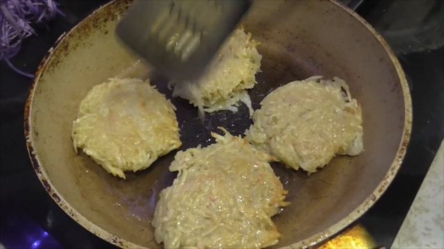 ДРАНИКИ С МЯСОМ! Как приготовить драники  дома//Готовим по мужски