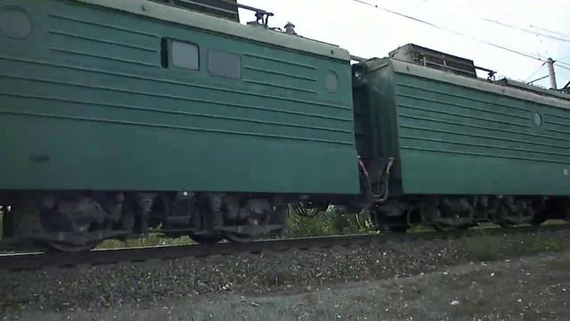 Электровозы ВЛ10У-276 и ВЛ10У-303 с грузовым поездом смотреть онлайн
