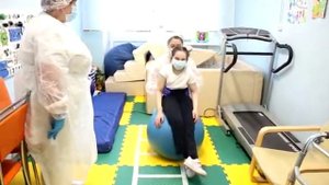 Расслабляющие упражнения на фитболе для людей с ДЦП