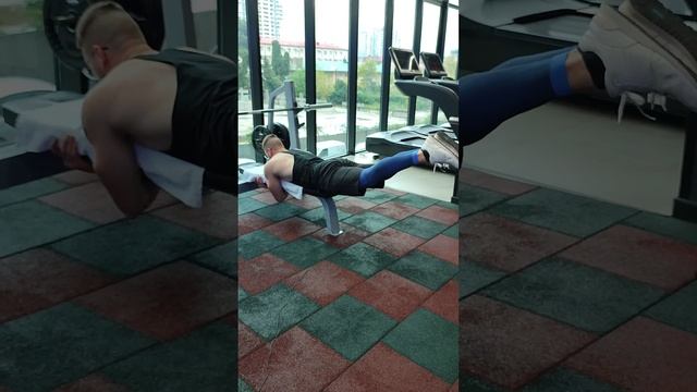 Обратная гиперэкстензия. Как укрепить спину без тренажеров. смотреть онлайн