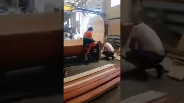 Видео с производства кедровых бань-бочек