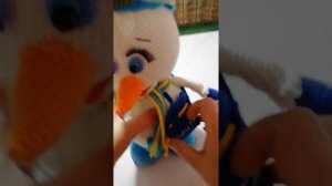 Снеговик-почтовик связан крючком.