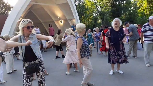 А на Дарниці всі знають, на коняку наливають!???/Весёлые танцы в парке Горького Харьков июнь 2021 смотреть онлайн