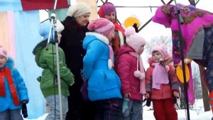 Масленица...Дети поют частушки..