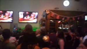 Победа Кливленд Кавальерс Финал НБА 2016 / Bar crowd celebrating Cavs historic victory