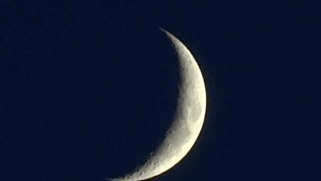 Crescent Moon Zoom In- HX30V смотреть онлайн
