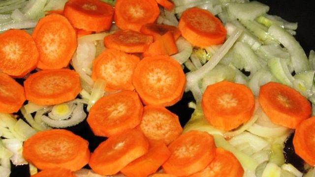 Перловка в горшочке с курицей