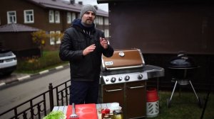 Большой и сочный бургер из мраморной говядины на газовом гриле Weber