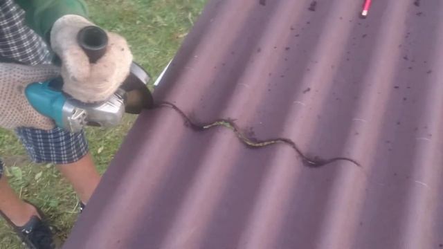 Как резать / пилить ондулин болгаркой смотреть онлайн