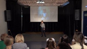 «Плакала девчонка»