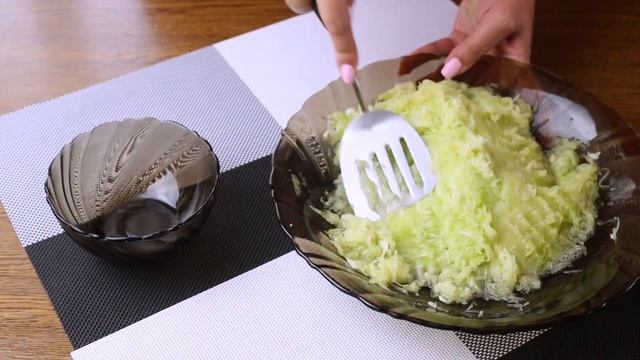 Простые кабачковые оладьи. Оладьи из кабачков. Самый простой рецепт. Рецепт из кабачка.