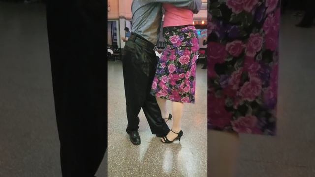 Bailar tango en la milonga sin exhibirse, para el compañero