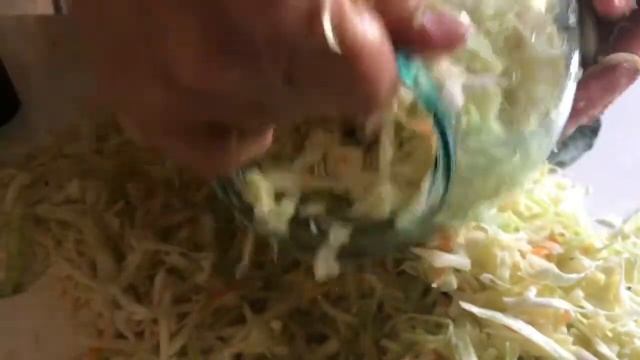 Готовит мамуля!/ Как приготовить квашеную капусту без сахара и воды / МегаВеган смотреть онлайн