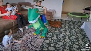 надувной костюм динозавра