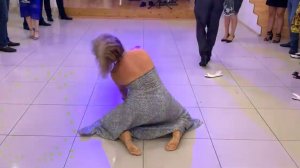 Девчуля разорвала танцпол на свадьбе даже без тапков! Тамада в ауте