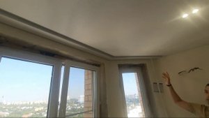 Теневые натяжные потолки с подсветкой и двойными светильниками