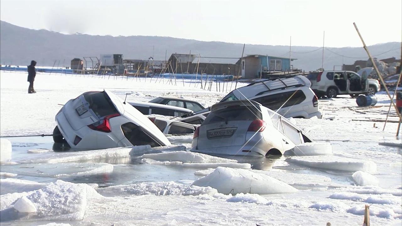 Машины ушли под лёд во Владивостоке