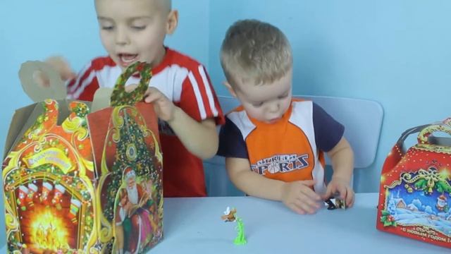 Подарки для детей на новый год 2016 от Деда Мороза распаковка kinder surprise и другие конфеты смотреть онлайн