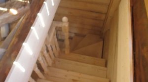 Сборка деревянной лестницы с забежными ступенями в бревенчатом доме