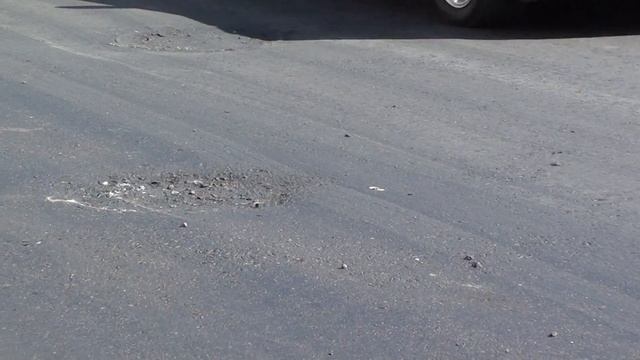 Тверь. Дорожники закатали люки в асфальт смотреть онлайн