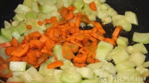 Картофельный соус с мясом и кабачками