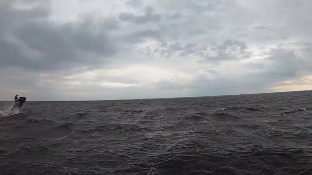 В Шторм на гидроцикле BRP! Сильный ветер до 20 метров в секунду! смотреть онлайн