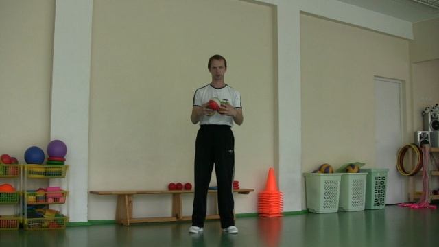 Жонглирование тремя мячами