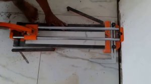 The way of using a manual tile cutter