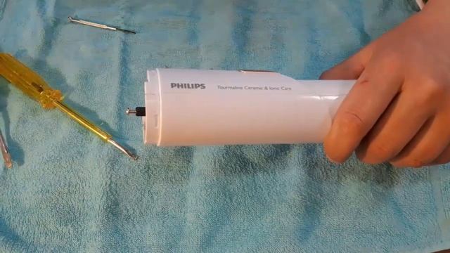 Отключается фен-щетка PHILIPS HP8664? Разбирай, скопилась пыль. Видеоинструкция по разбору корпуса смотреть онлайн