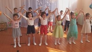 Инсценировка песни "Никого не обижай" воспитанники разновозрастной группы "Василёк"