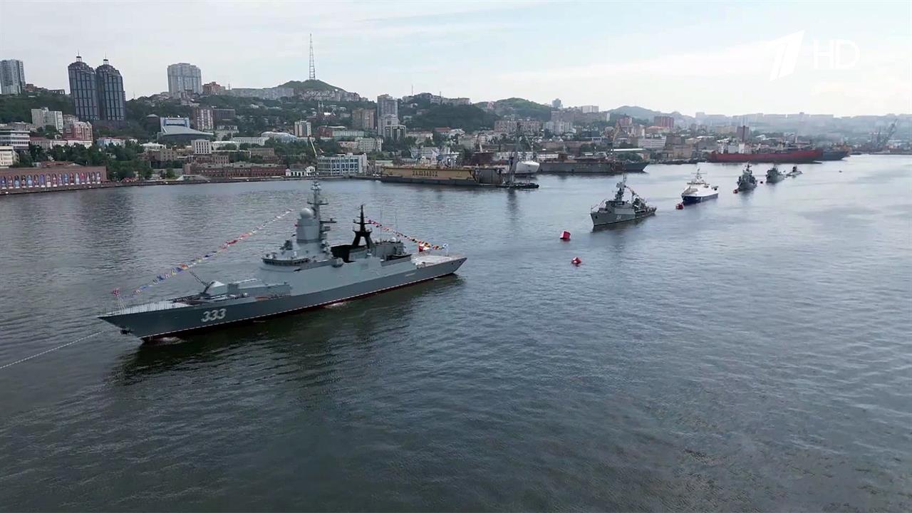 Первыми День Военно-морского флота России встретили жители Дальнего Востока