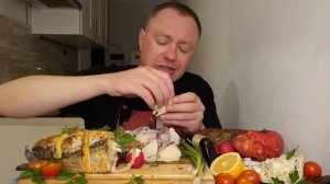 МУКБАНГ. ОБЖОР. СКУМБРИЯ ЗАПЕЧЁННАЯ В ФОЛЬГЕ С ЛИМОНОМ,КРАБОВЫЙ САЛАТ, ОВОЩИ,КАРТОХА. АСМР. MUKBANG