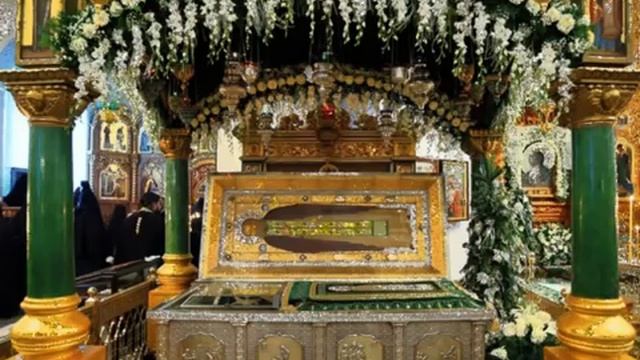 Молитва Серафиму Саровскому у Мощей в Дивеево.mp4 смотреть онлайн