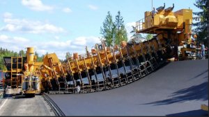 Невероятно быстрая машина для укладки асфальта! Удивительная дорожно-строительная техника