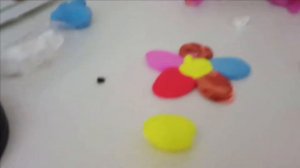 Лепим из пластилина: пчела на цветочке